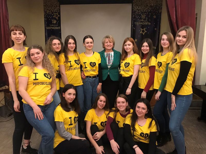 Психологи-першокурсники зі своїм наставником